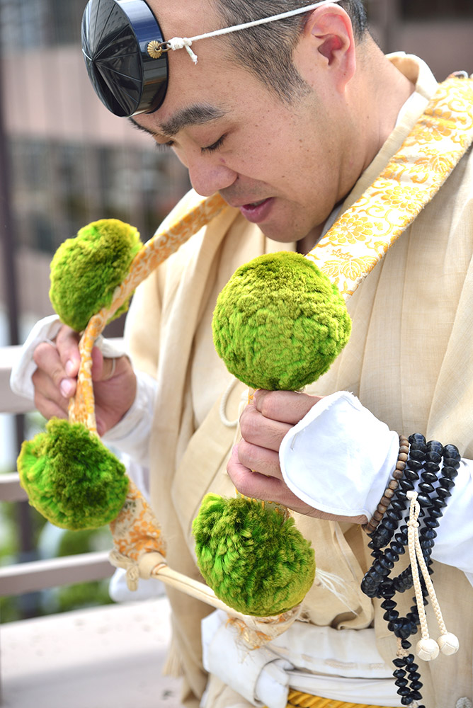 螺緒(かいのお)急な岩場などを登る際のザイルとして使用する。宗教的な意味はへその緒。修験道では擬死再生といって、山の中がお母さんのお腹の中とみなす。へその緒=ロープをつけることで胎児に戻って生まれ変わる