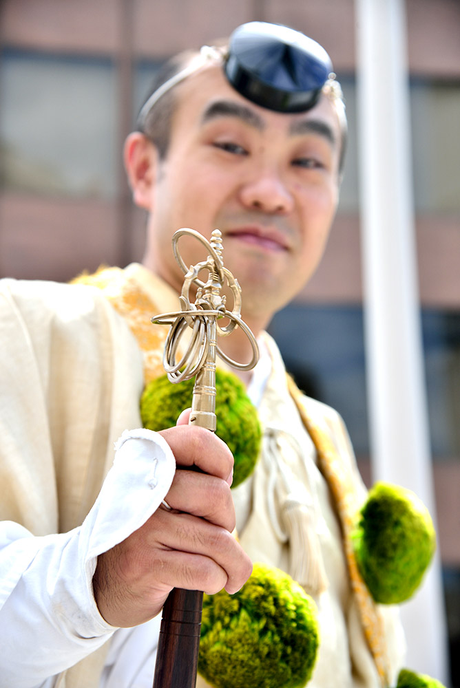 錫杖(しゃくじょう)上部の金属の輪を揺すって音を立てることで、蛇や熊を寄せ付けない。