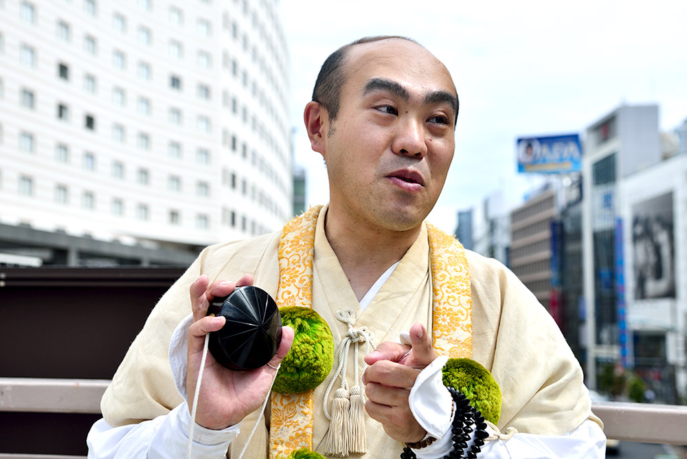 頭巾(ときん)形が丸くなっているのは如来の冠の形で、黒い色は無明を表している。12のひだは、十二因縁、因果応報を表している。
