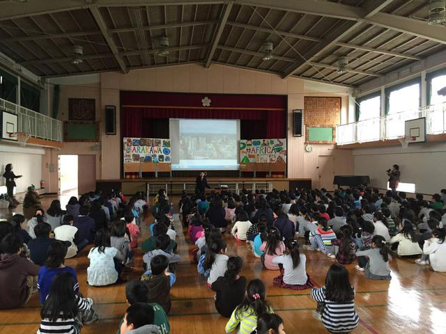 荒川区立尾久宮前小学校とマゴソスクールをスカイプでつないでワークショップを実施