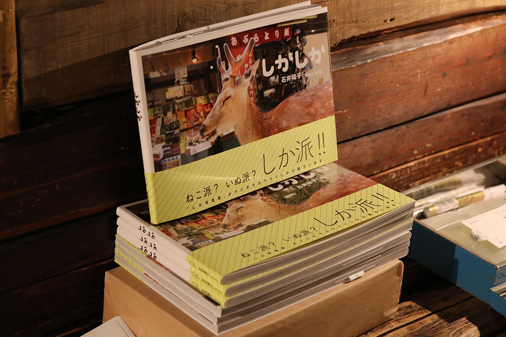 イベント会場の6次元では写真集を販売。数人のお客さんが購入。出版社や著者としても直接お客さんの顔を見ながら手渡しで売れるのはうれしい