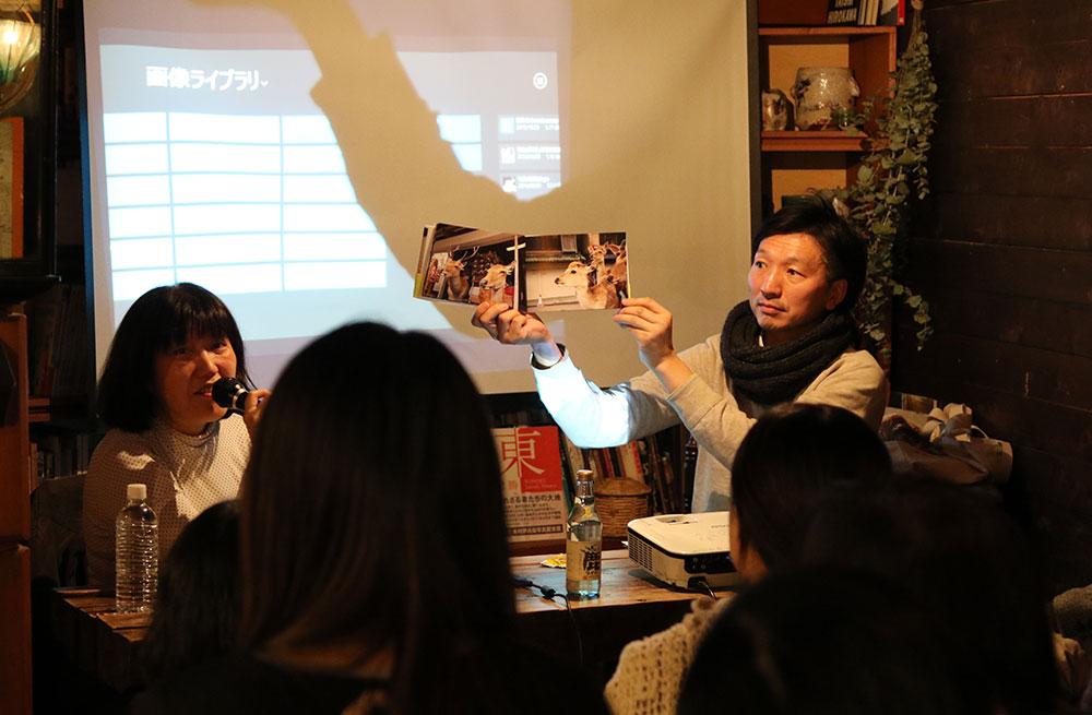 聞き手となりイベントを盛り上げるナカムラさん(写真右)
