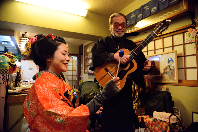 師匠の新太郎さんと一緒に（東京四谷荒木町の小料理屋「ばんしゃく奈美」にて）