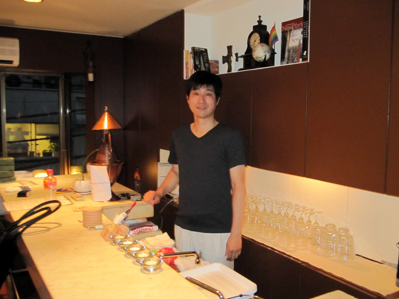 新宿二丁目で「牧師Bar」を開店(2010年)