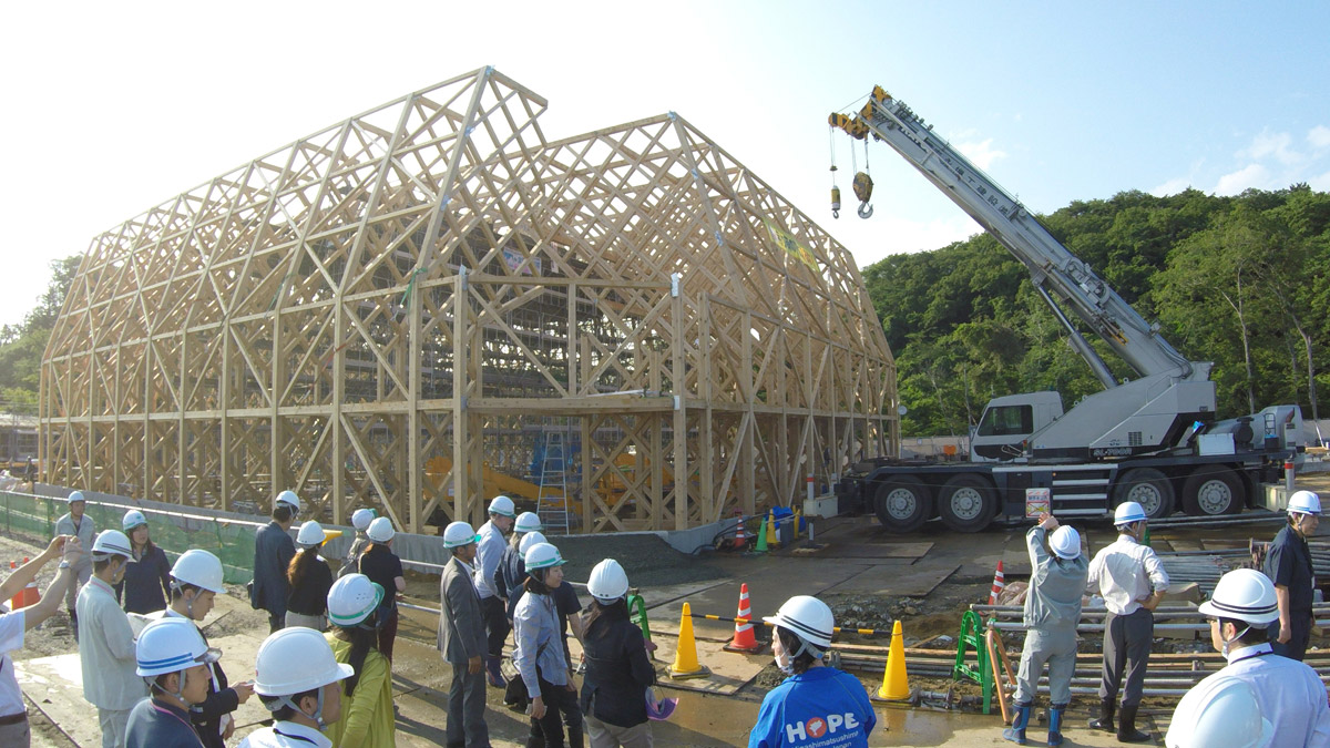 防災集団移転促進事業の「野蒜ケ丘」(野蒜北部丘陵)地区で木をふんだんに使った新校舎の建設工事が始まった