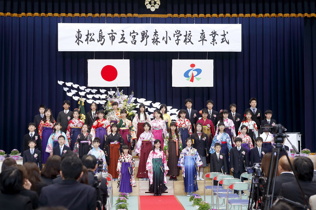 卒業式の様子。6年生は3学期を新しい校舎で過ごせた