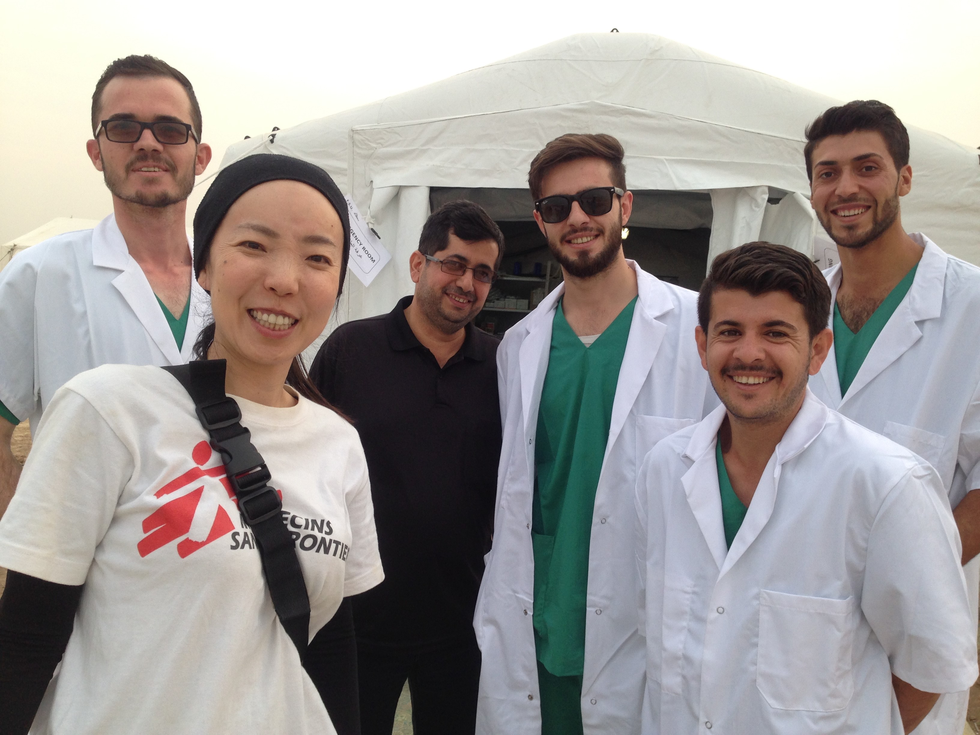 2016年イラクにて。国境なき医師団の同僚たちと一緒に(©MSF)