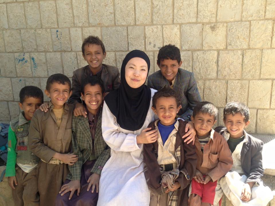 戦地に生きる子どもたちと一緒に。2012年イエメンにて(©MSF)