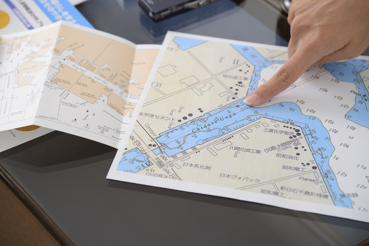 海図を指差しながら水深をアドバイスする