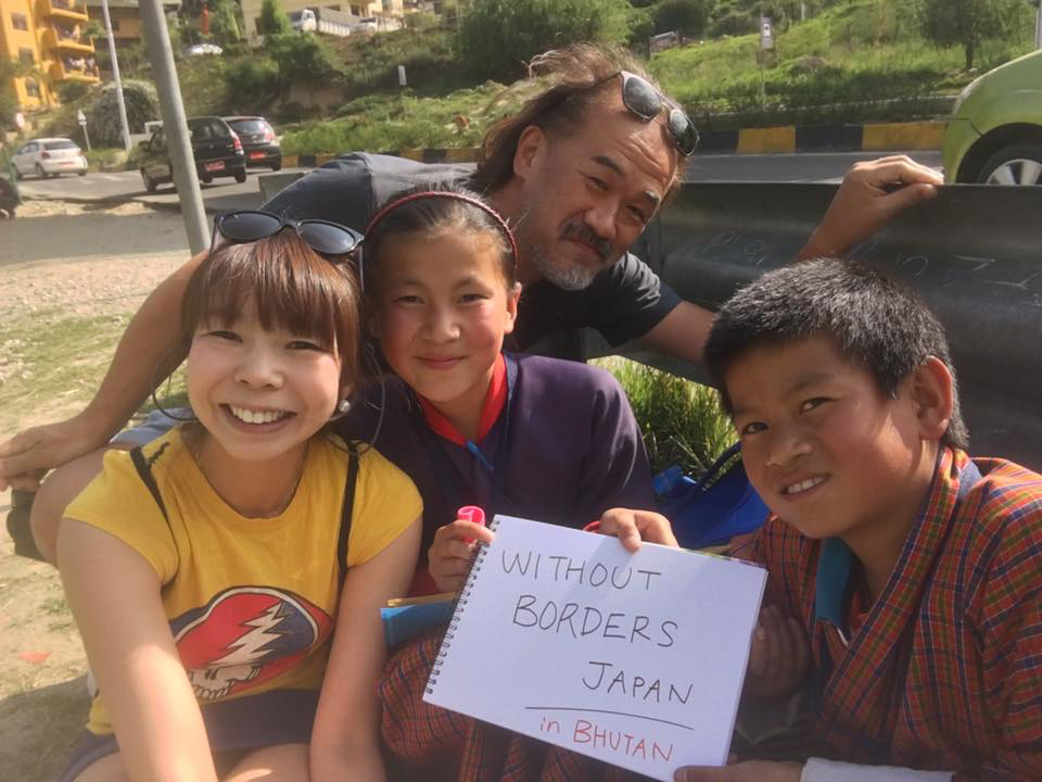途上国には岩田さんの妻で、岩田さんの活動を支える一般社団法人「ウィズアウトボーダー」の代表でもある宏美さんも同行し、岩田さんの活動を全面的にサポートしている。ちなみに現地での写真も宏美さん撮影。ブータンにて（写真提供：ウィズアウトボーダー）