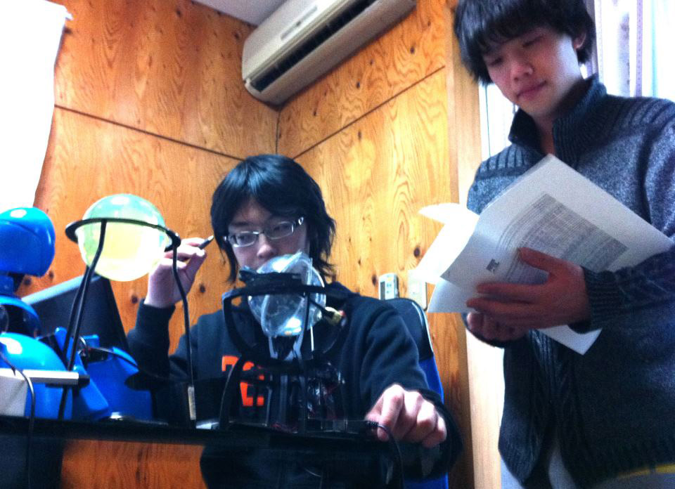 大学時代。ロボットを開発中の吉藤さん(左)