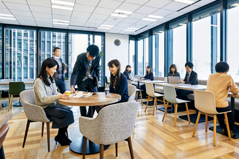 1行目：気分を変えて仕事をすることができ、いつでも「ワイガヤ」の空間になる「REAL CAFE」。偶発的なコミュニケーションの機会も多く、さまざまな情報の交換が行われている。