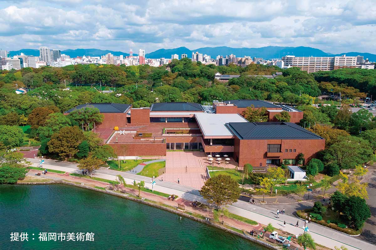 5行目：館が建つのは、福岡市を代表する巨大な都市公園エリア。福岡城跡や運動場を有する舞鶴公園も隣接。地域住民だけでなく観光客も多く訪れる。「前川が手掛けた他の美術館のエスプラナードは都市と隔絶した閉じた空間ですが、福岡市美術館は大濠公園側に開き、一体感が図られています」（梓設計・馬場氏）。